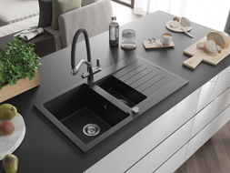 Mexen Matias Granitspüle 1,5-Becken mit Abtropffläche und Küchenarmatur Duo, schwarz/silber metallic - 6502-73-671701-07