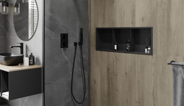 Industrialna łazienka z wbudowaną półką pod prysznic