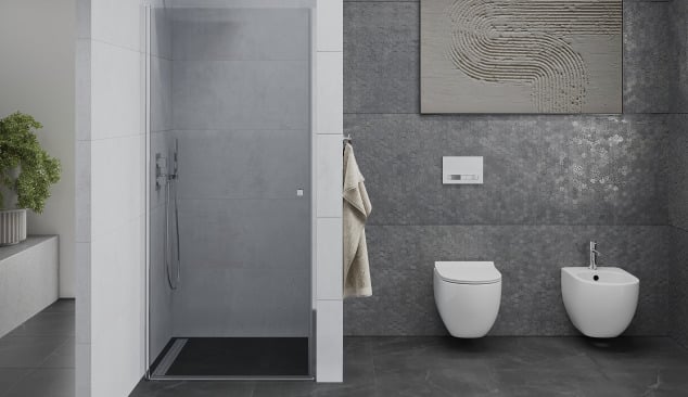 Ruime badkamer met douchedeuren