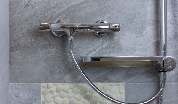 Na jakiej wysokości zamontować baterię wannową natynkową?