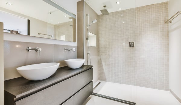 Bateria podtynkowa czy natynkowa — łazienka w nowoczesnej odsłonie