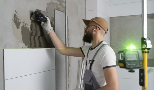 Remont łazienki - koszty 2026. Co trzeba wliczyć w budżet i jak realnie zaoszczędzić