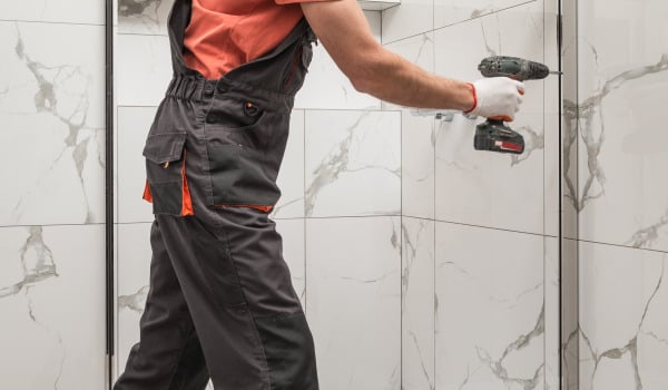 Jak regulować drzwi w kabinie prysznicowej?