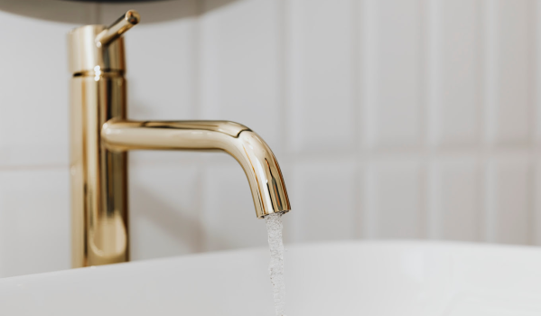 Jak wymienić baterię w umywalce?