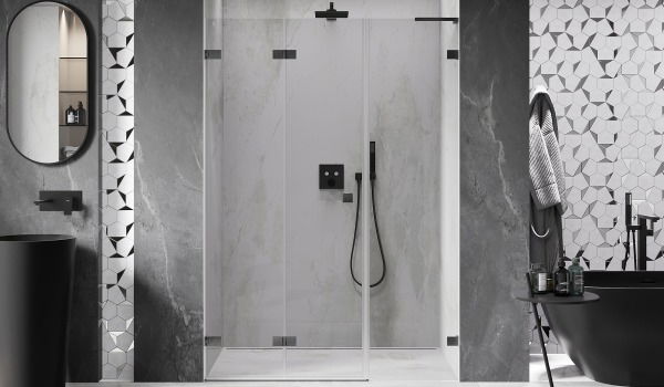 Łazienka z geometrycznymi płytkami na ścianie