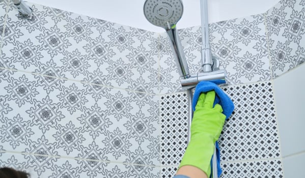 Jak wyczyścić wąż prysznicowy i słuchawkę?