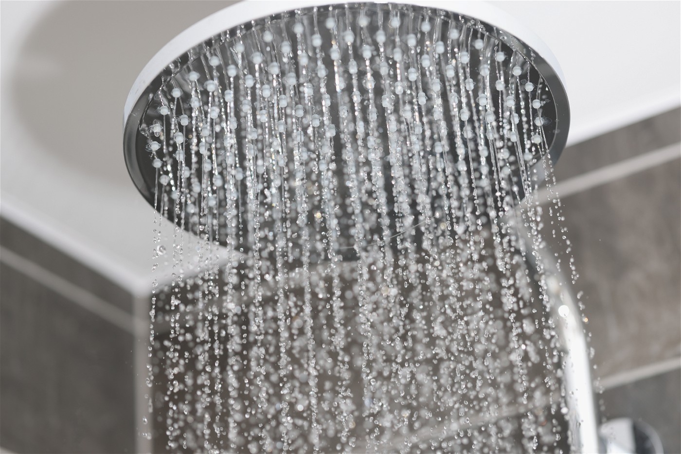 Jak dobrać i zamontować system prysznicowy natynkowy z deszczownicą?